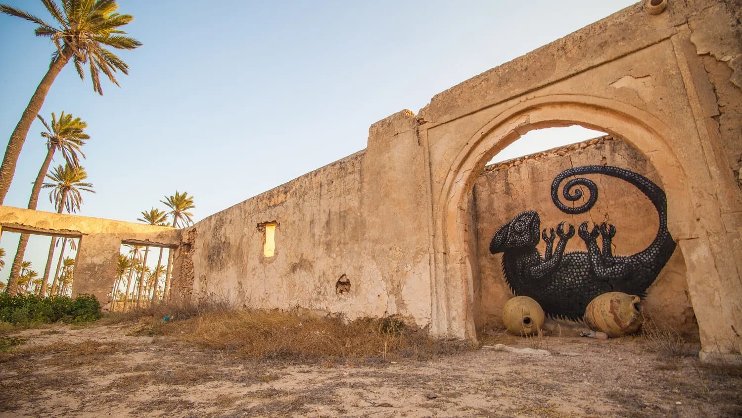 Chamäleon-Wandbild des Künstlers ROA an einer Ruine bei Erriadh, Djerbahood