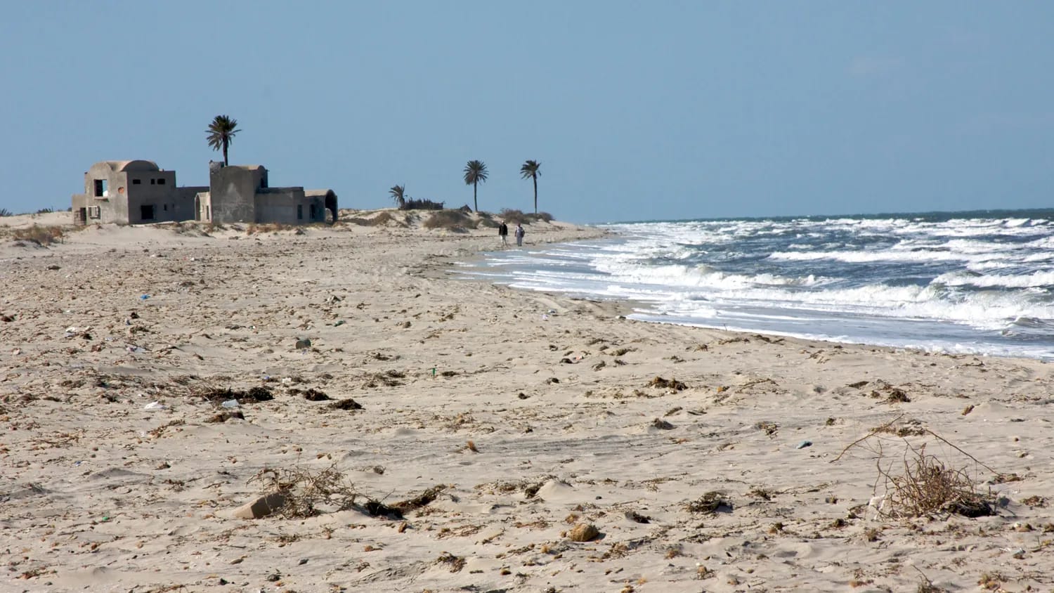 Plage de sable de Djerba hors saison, vagues et ciel clair
