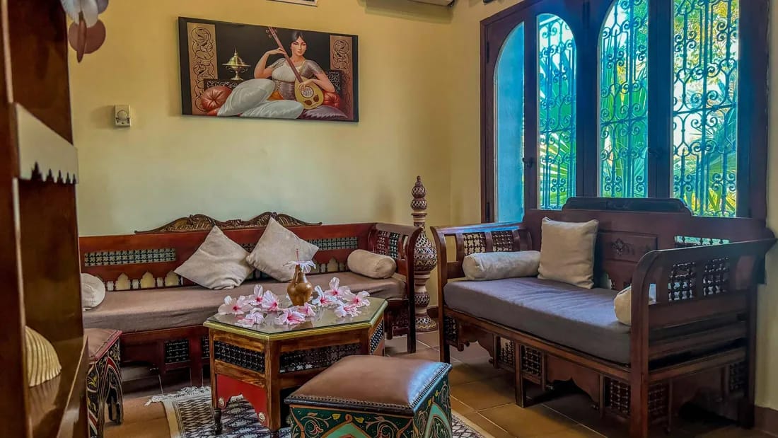 Le salon du spa de Dar El Bhar, lumière tamisée et décor djerbien